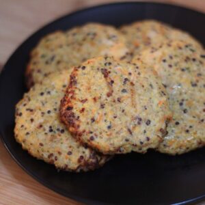 HAMBÚRGUERES DE FRANGO E QUINOA (SEM OVO)