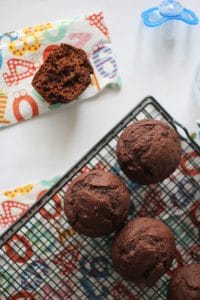 Muffins de banana e alfarroba vegan - sem leite e sem ovos