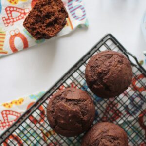 Muffins de banana e alfarroba vegan - sem leite e sem ovos