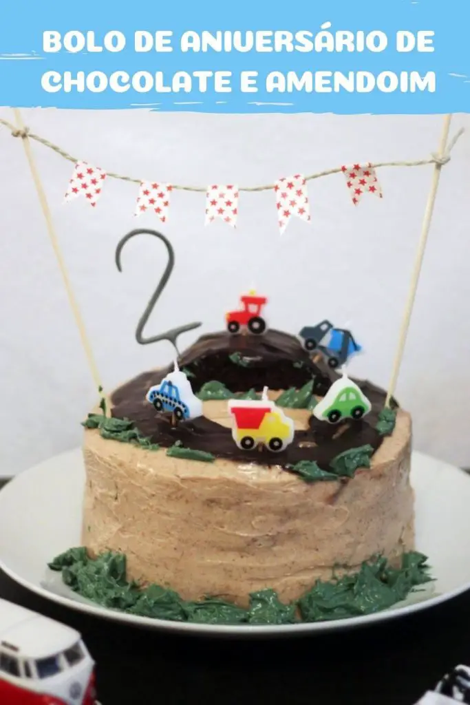 bolo de aniversário de chocolate e amendoim