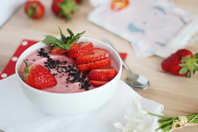 Batido de morango e iogurte na taça - Criar Comer Crescer