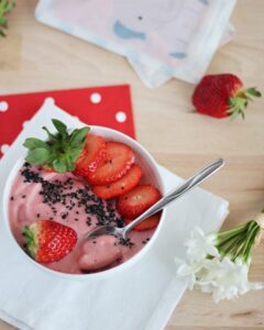 BATIDO DE MORANGO E IOGURTE DE COCO NA TAÇA