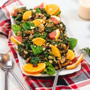 salada espinafres e frutos secos com laranja