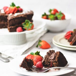 Bolo de chocolate com cobertura de chocolate saudável