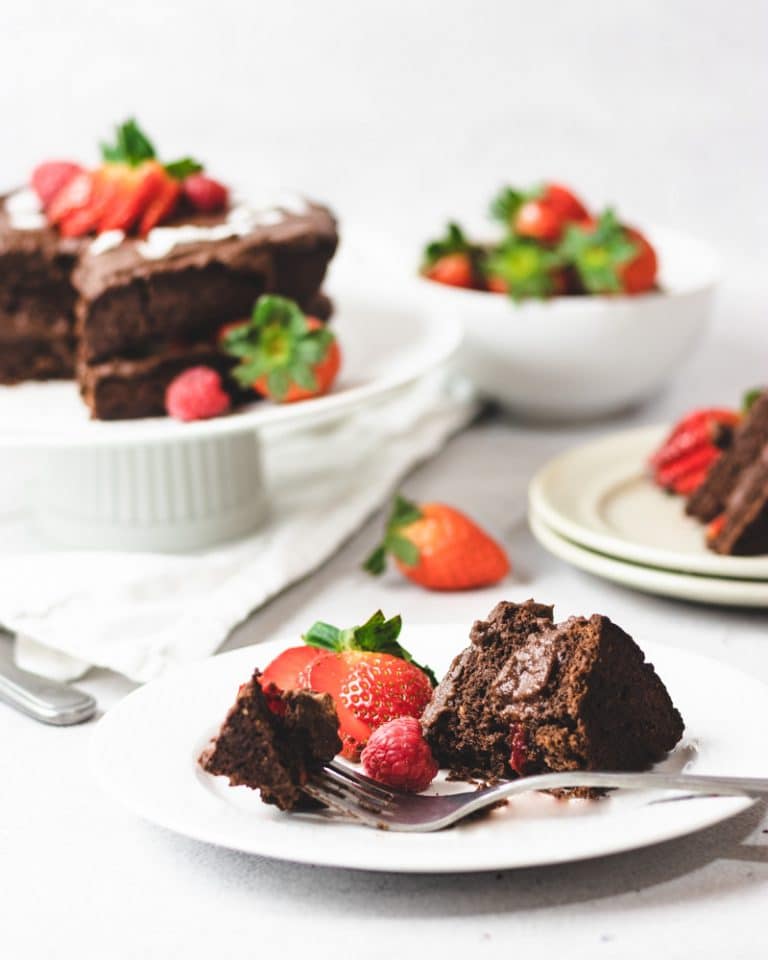 Bolo de chocolate com cobertura de chocolate saudável