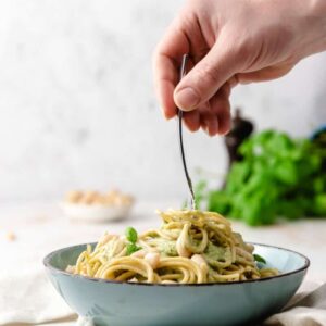 esparguete com molho de pesto e feijão