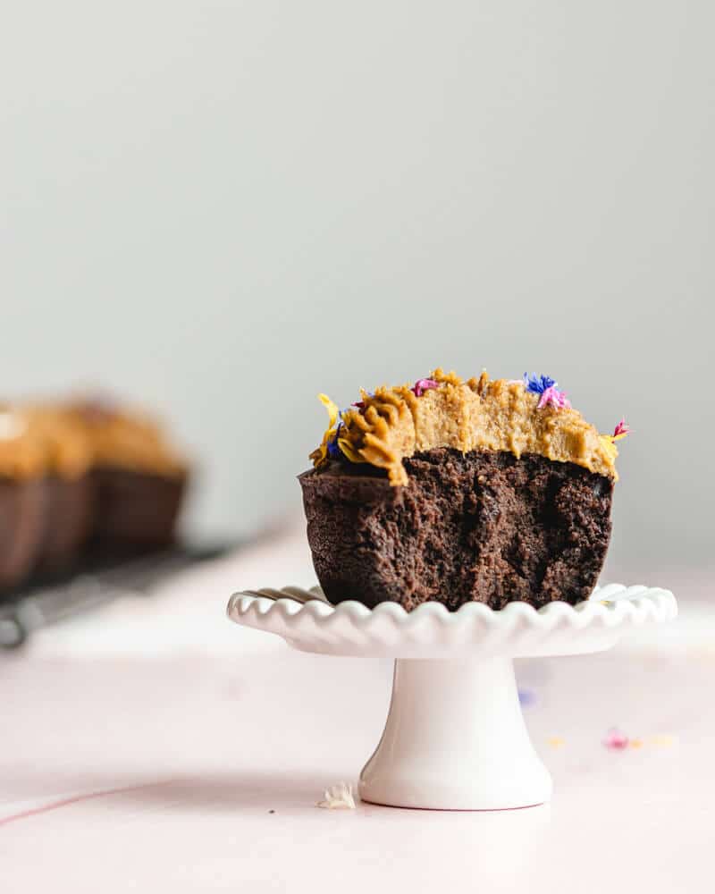 Cupcake de chocolate com caramelo - vegan