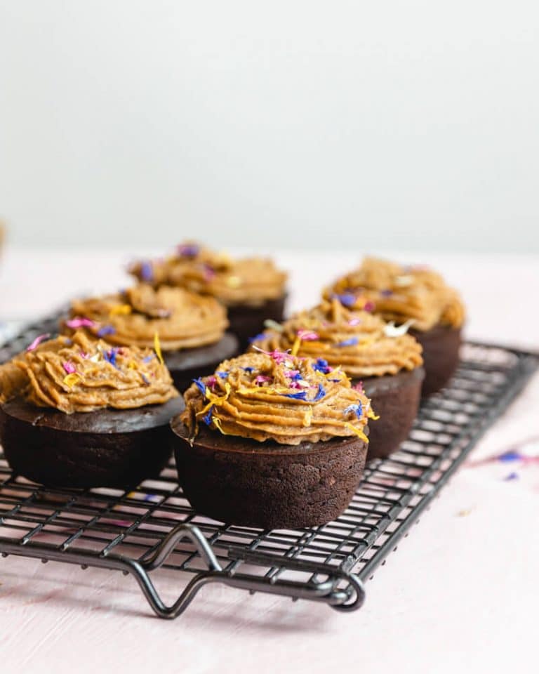 Cupcake de chocolate com caramelo - vegan