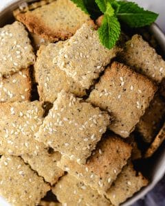 Crackers de queijo e ervas com fermento natural