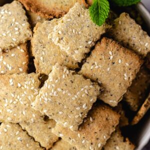 Crackers de queijo e ervas com fermento natural