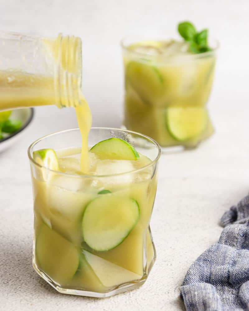 Água fresca de pepino e lima - bebida refrescante de verão