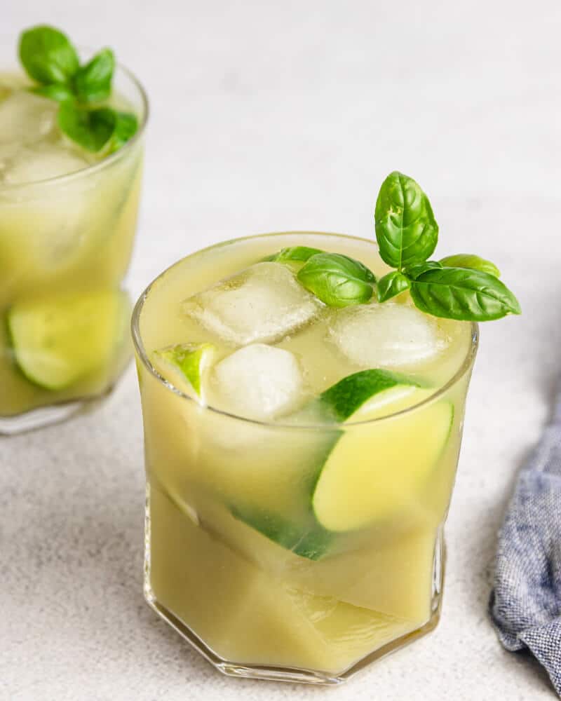 Água fresca de pepino e lima - bebida refrescante de verão
