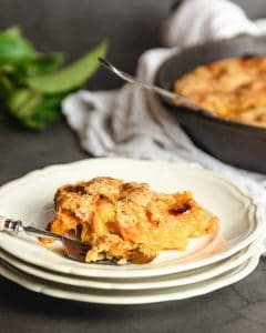 Cobbler de pêssego mais saudável e fácil - sem leite, manteiga e sem ovo