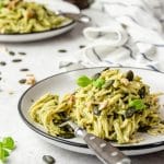 Esparguete com pesto vegan de kale e sementes de abóbora