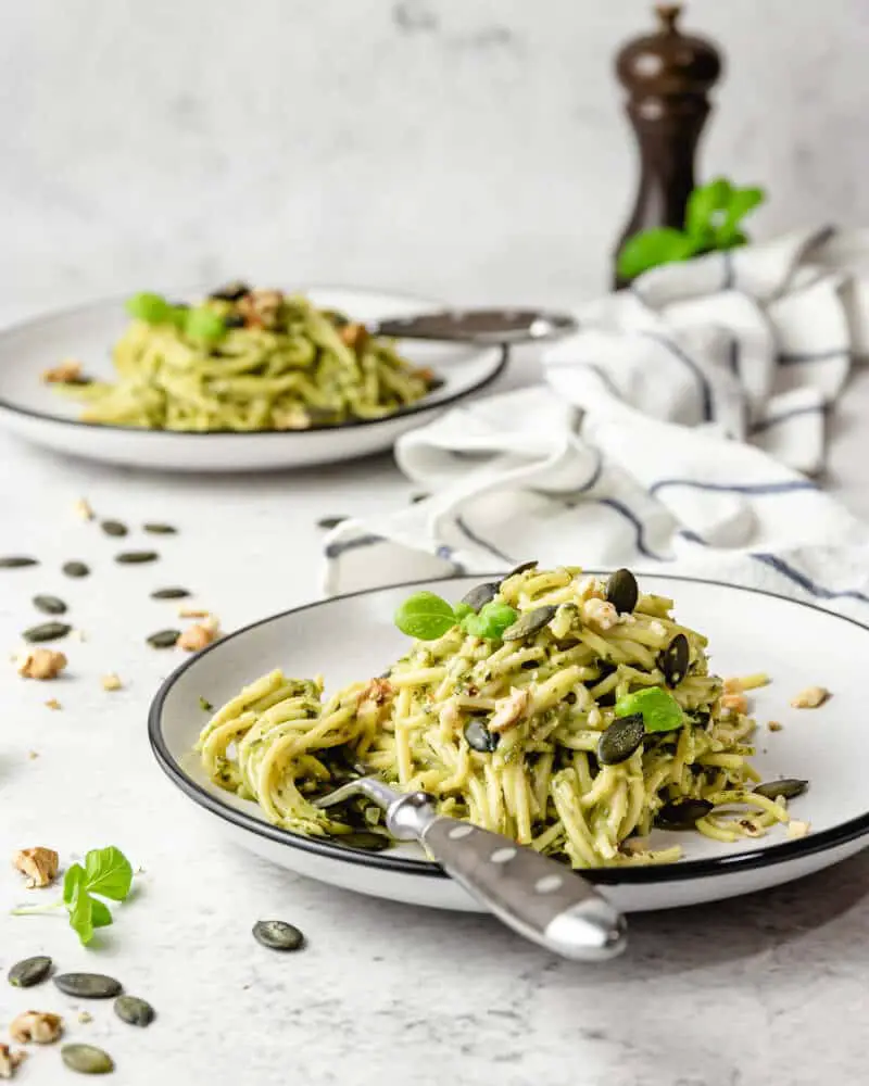 Esparguete com pesto vegan de kale e sementes de abóbora 