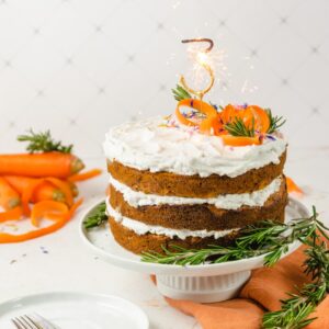 Bolo de cenoura aniversário 3 anos