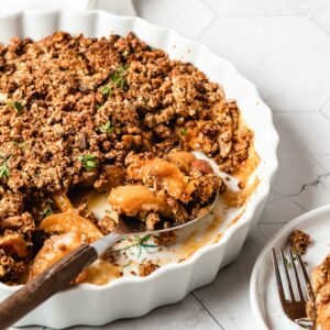 Crumble de pêssego e granola