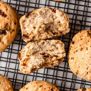 Scones de tomate seco e azeite