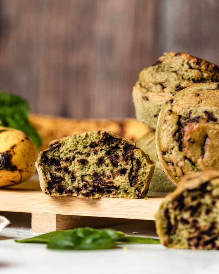 Muffins de banana e espinafres vegan e sem açúcar refinado