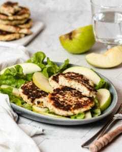 Pataniscas de salmão com maçã e batata