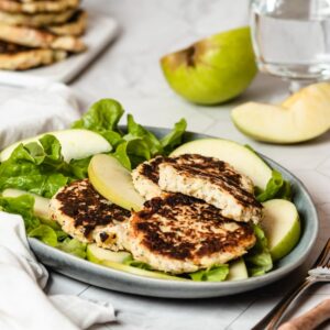 Pataniscas de salmão com maçã e batata