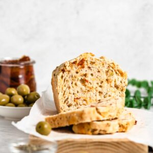 pão de azeitonas com tomate e queijo vegetal vegano