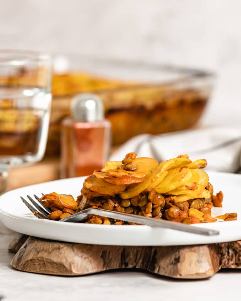 Lentilhas estufadas com batatas às rodelas no forno