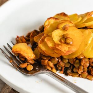 Lentilhas com batatas às rodelas no forno