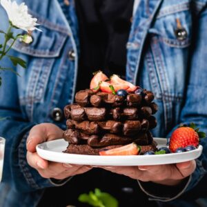 Waffles de chocolate com massa mãe estaladiças