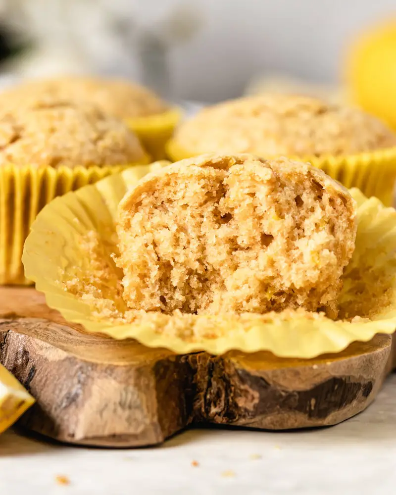 Muffins de limão e iogurte mais saudáveis sem leite e sem ovo - veganos
