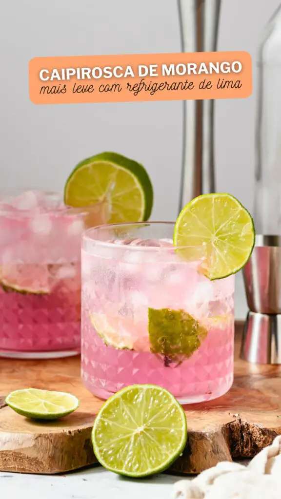 Caipiroska de morango leve (cocktail) com refrigerante de lima tipo 7up