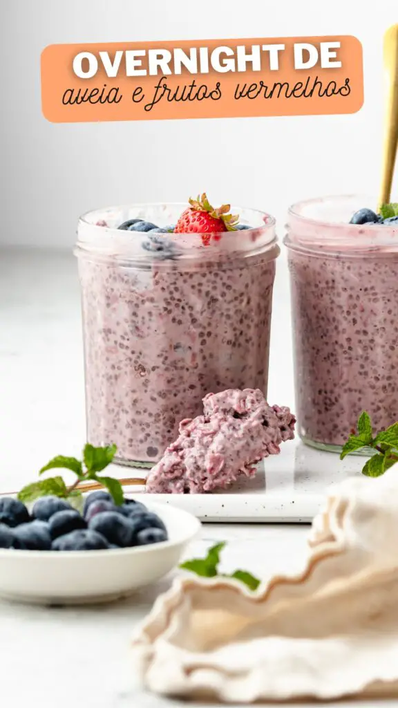 Overnight de aveia e frutos vermelhos com chia e iogurte