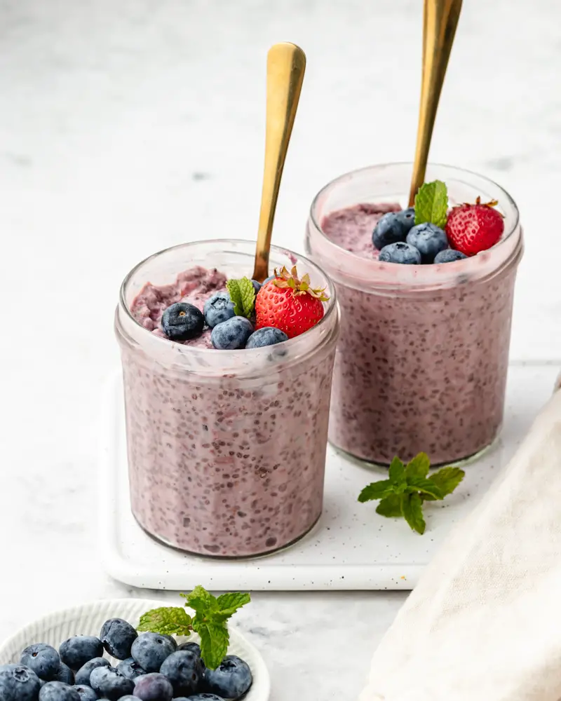 Overnight de aveia e frutos vermelhos com chia e iogurte