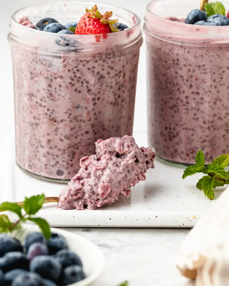 Overnight de aveia e frutos vermelhos com chia e iogurte