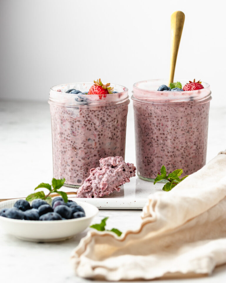 Overnight de aveia e frutos vermelhos com chia e iogurte
