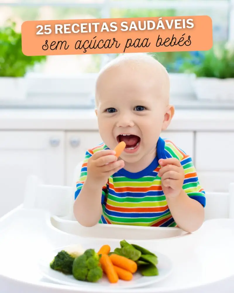 Bebé sorridente a comer cenoura e brócolos frescos numa cadeira de refeição, promovendo uma alimentação saudável e natural