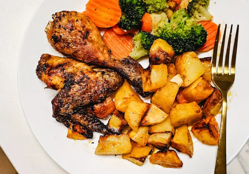 Frango assado com limão, batatas e legumes