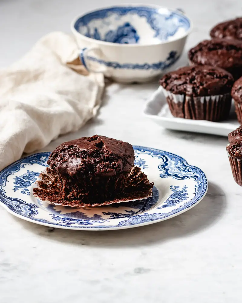 Muffins de chocolate com fermento natural deliciosos e fofos