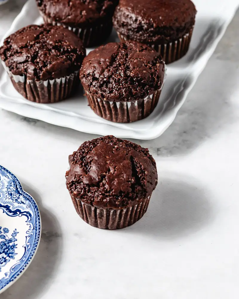 Muffins de chocolate com fermento natural deliciosos e fofos