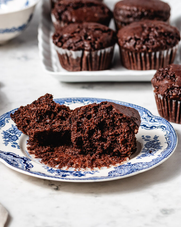 Muffins de chocolate com fermento natural deliciosos e fofos