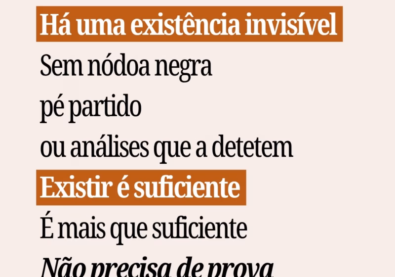 Cartão com o poema "Há uma existência invisível", em letras escuras sobre fundo creme, com três versos realçados a terracota